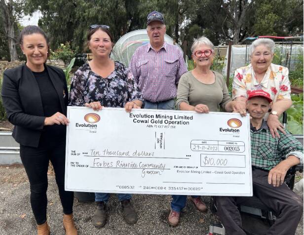 Renee Pettit from Evolution Mining Cowal, with committee members Dianne Buckman, Noel Hocking, Nina Crawford, Gail Irvine and Denis Irvine. Picture supplied