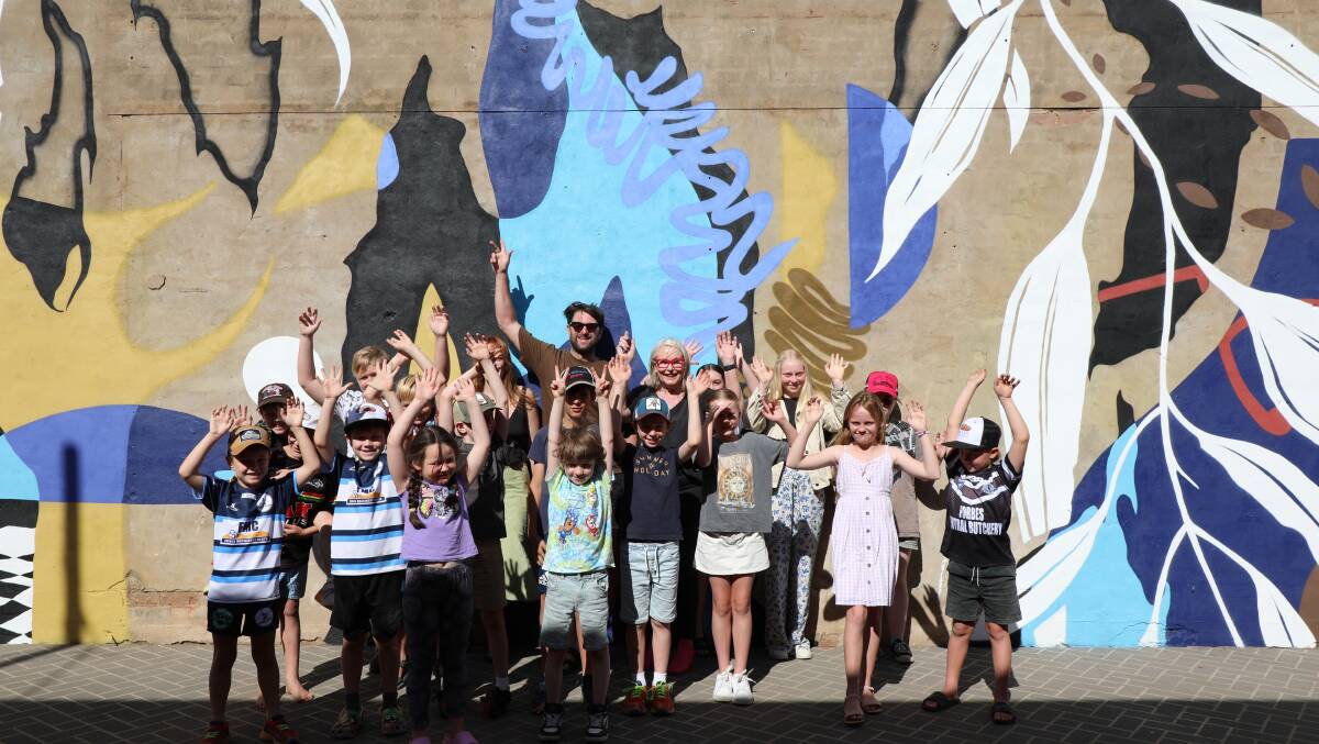 Laneway murals connect young artists, celebrate strength of community