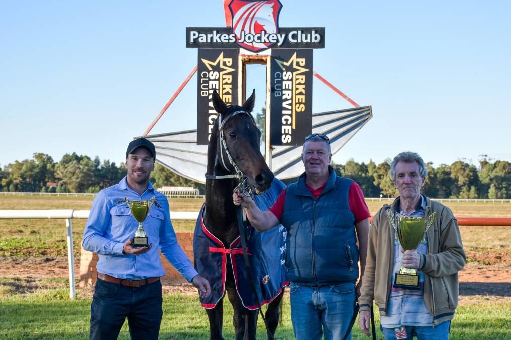 Parkes Jockey Club President Alex Prout, Just a Brother, strapper Peter Rose and Trainer Terry Croft holding the Parkes Cup. 